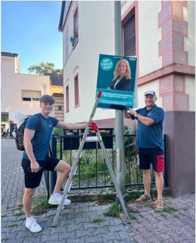 Das erste Plakat fr die Podiumsdiskussion in der Zehntscheune mit Tanja Jost ist perfekt aufgehngt.