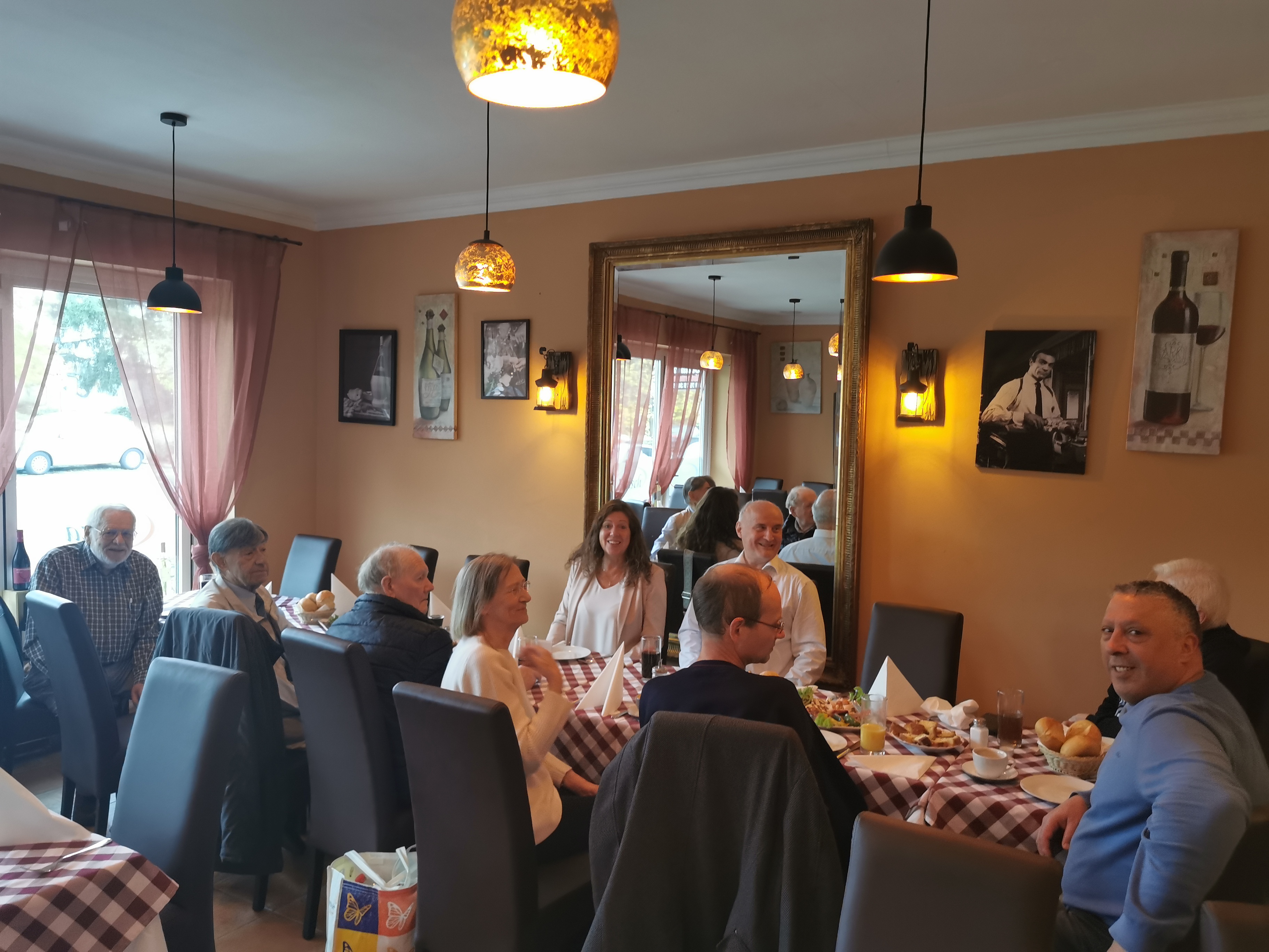 Frankfurt als Sportstadt war ihr Thema. Sehr kenntnisreich sprach sie sowohl ber den Breitensport als auch ber den Spitzensport in Frankfurt. Einige Fun Facts bei der Nutzung von Schulsporthallen durch Sportvereine kamen da zur Sprache. 