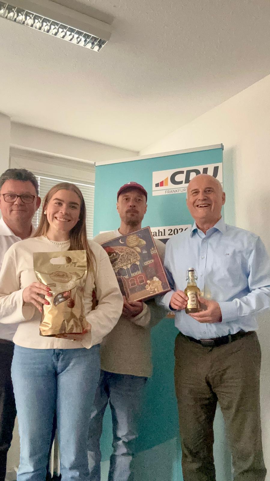 Als kleines Dankeschn gab es einen Adventskalender, Schokokugeln und einen Kasten Weihnachtsbier fr Thorsten Weber, Kim, Lilly und Simon, die mit ihrem tatkrftigen Support einen wichtigen Beitrag fr den STBV Praunheim/Westhausen geleistet haben.