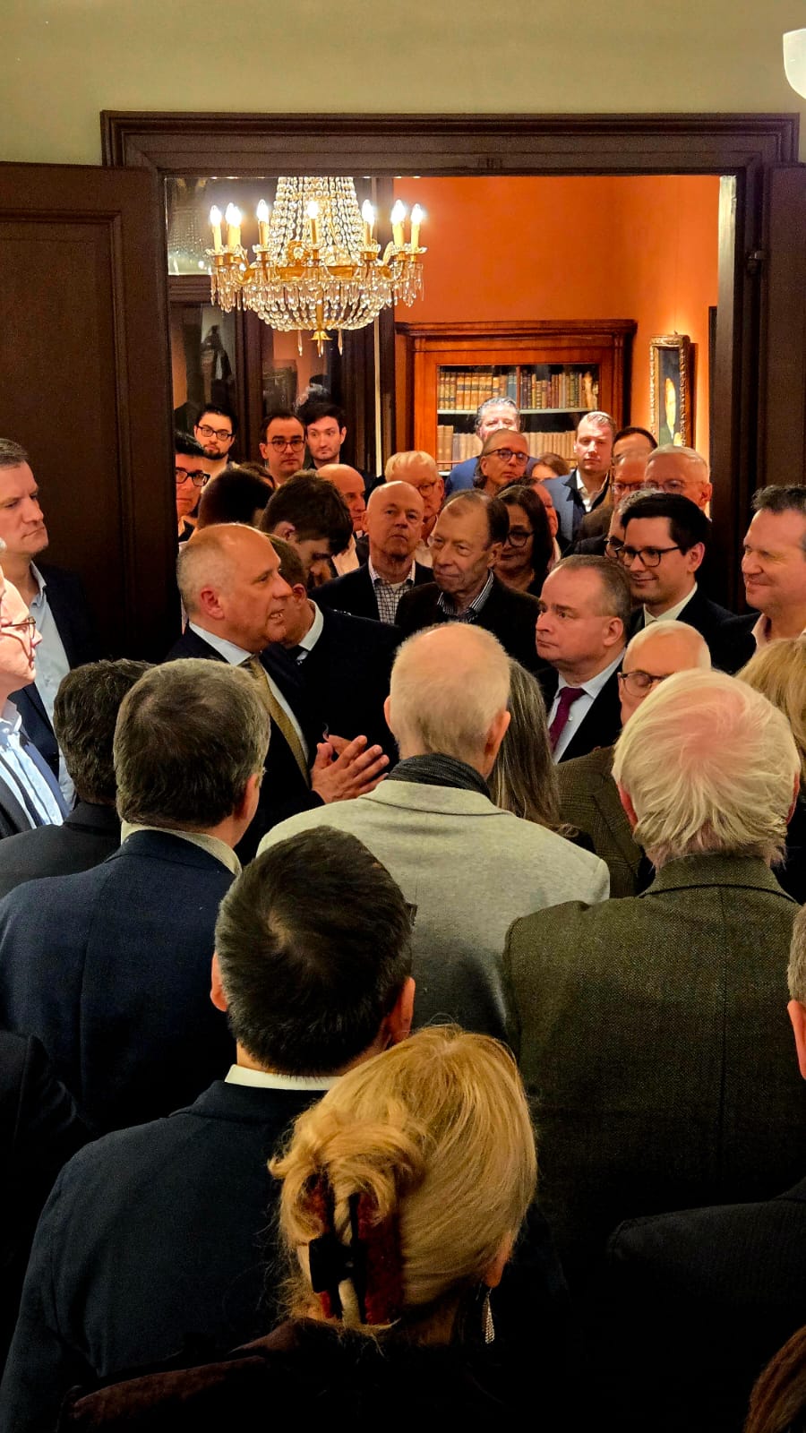 Innenminister Roman Poseck inmitten der G�ste