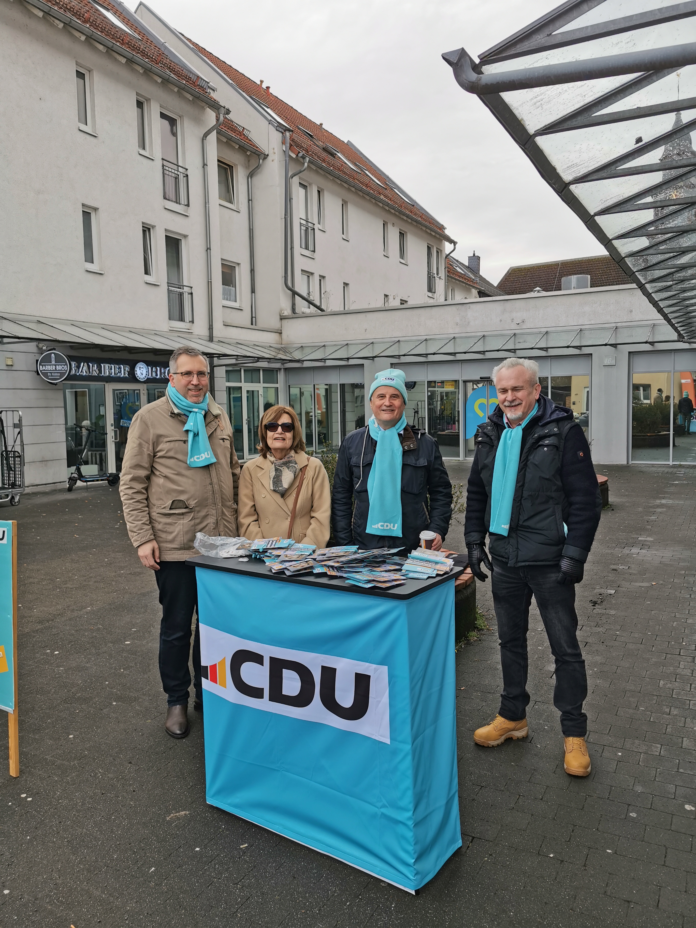 Wetterfest standen wir im Zentrum von Praunheim.