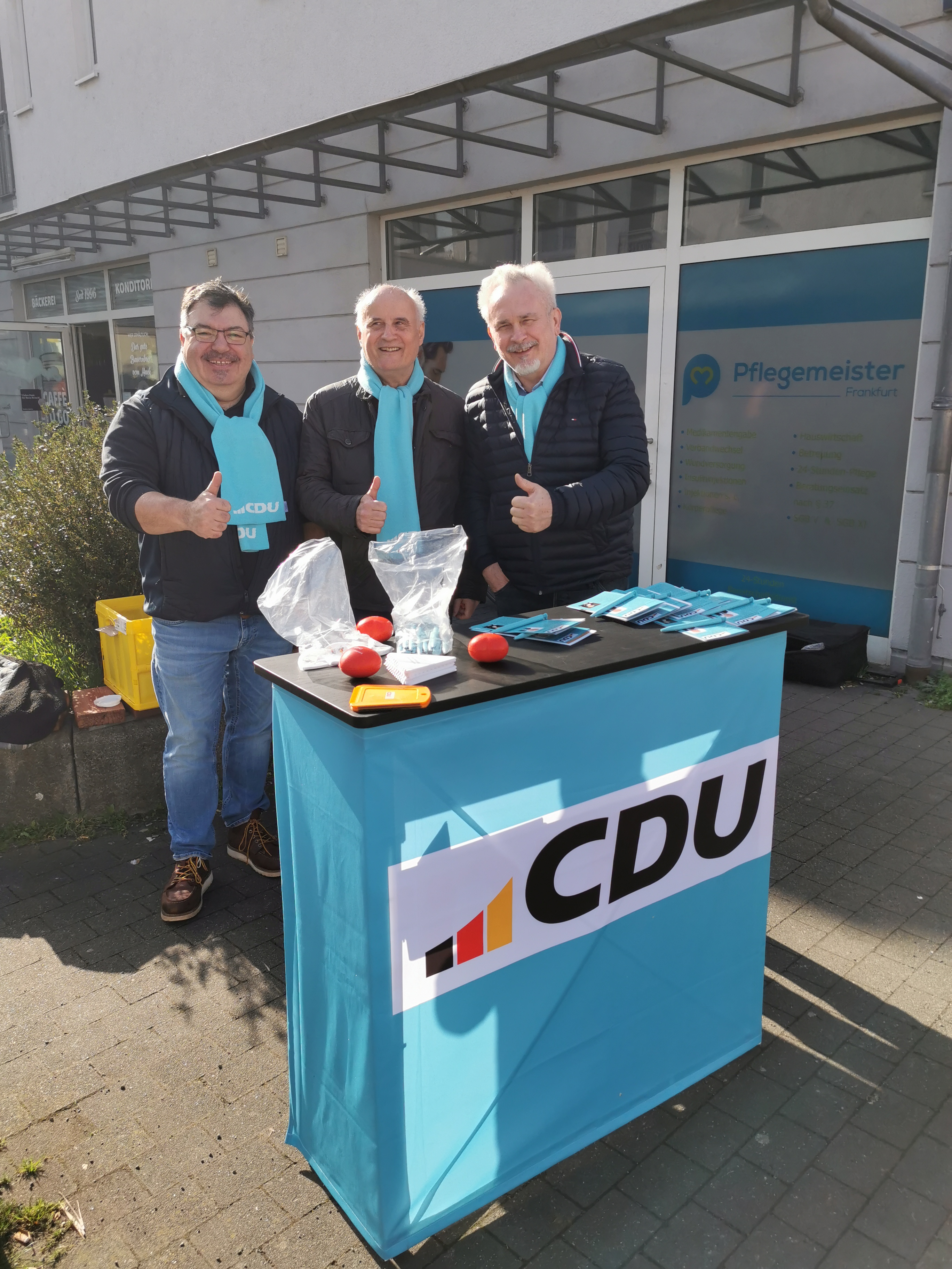 Auch heute schien wieder die Sonne �ber unsere Canvassing Wahlkampf Theke in Praunheim.