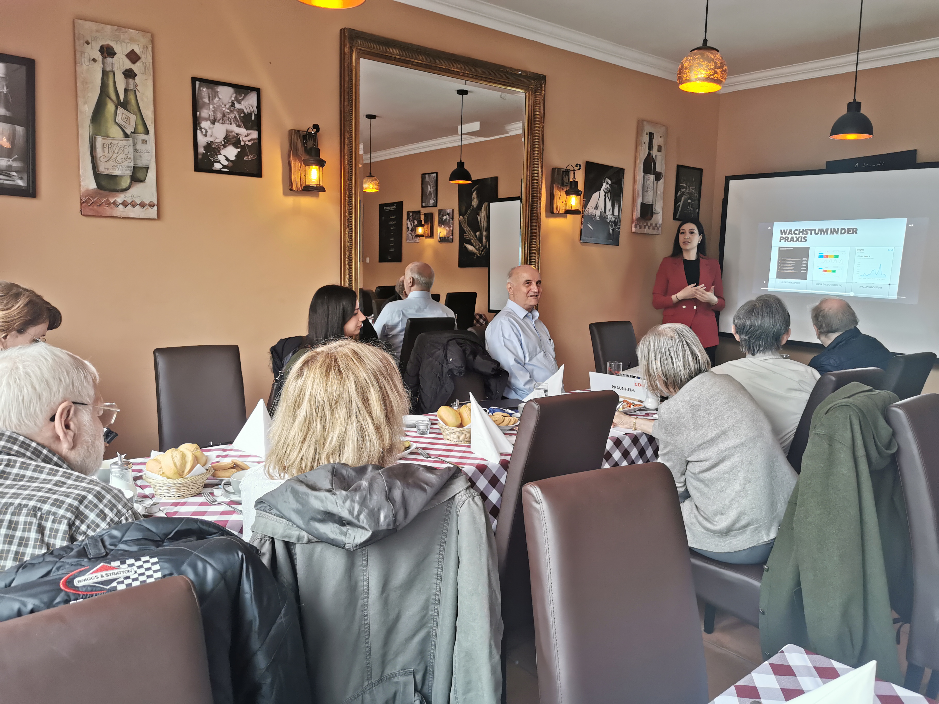 In ihrem Impulsvortrag vermittelte Frau Slimi anschaulich Grundlagen des gezielten Marketings und der Verkaufspsychologie zur Gewinnung von Kunden.