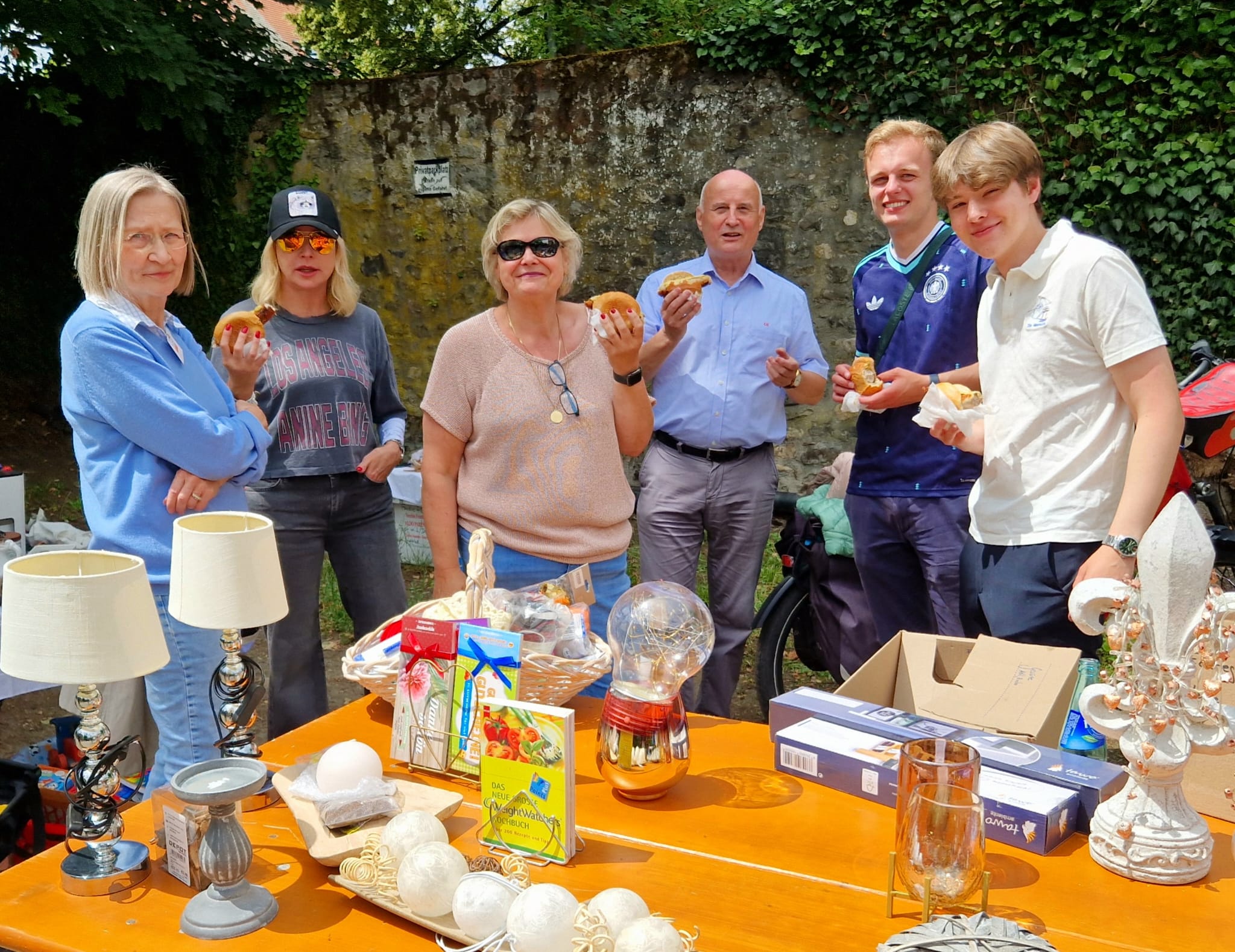 Bei guter Versorgung und bestem Wetter kamen wir mit vielen B�rgern ins Gespr�ch.