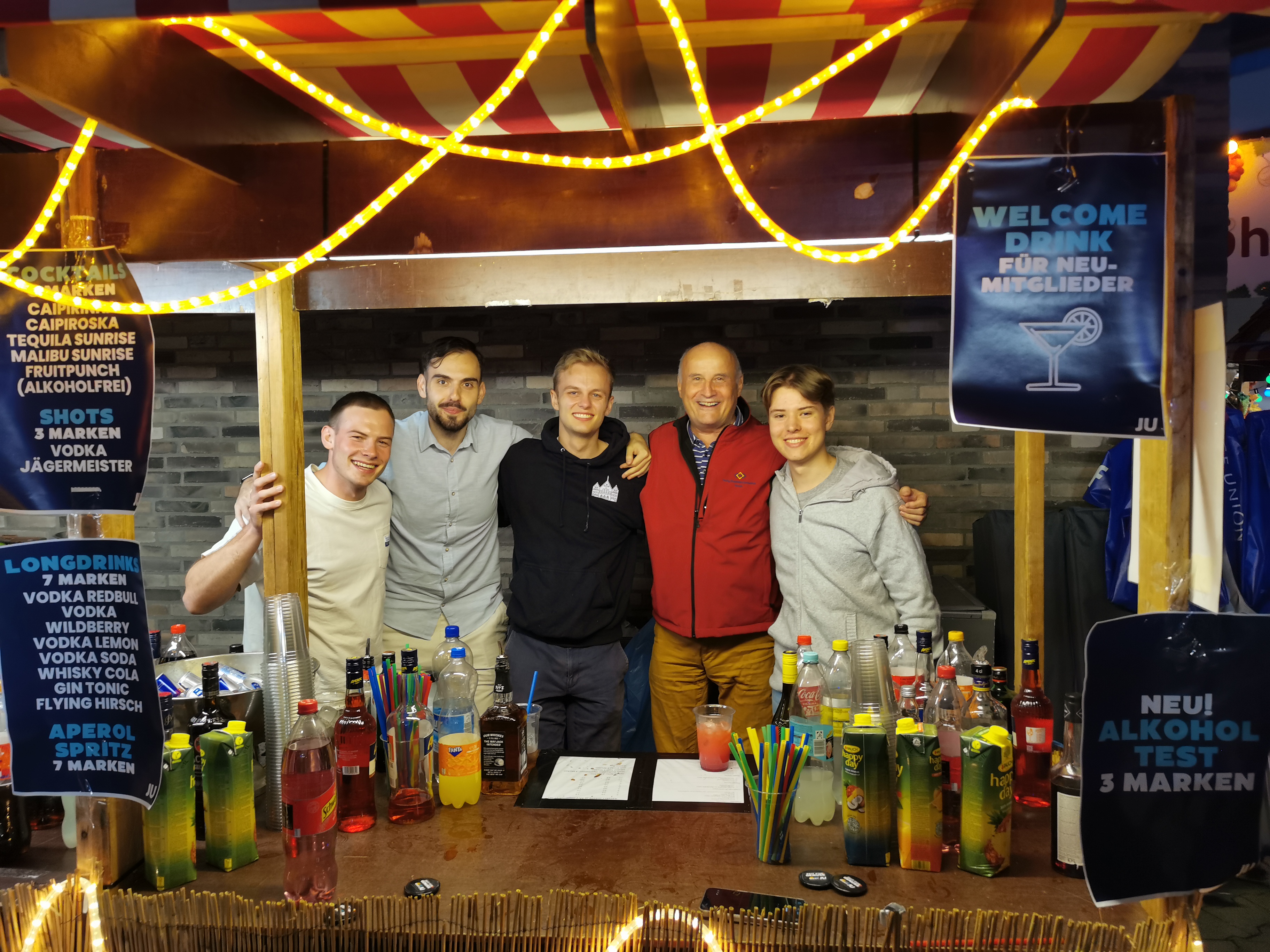 Auf dem Praunheimer Zehntscheunenfest ist es gute Tradition, dass die JU mit einem Cocktailstand vertreten ist. Heute konnte ich die k�stlichen Drinks genie�en. Vielen Dank an die gesamte JU-Truppe!
