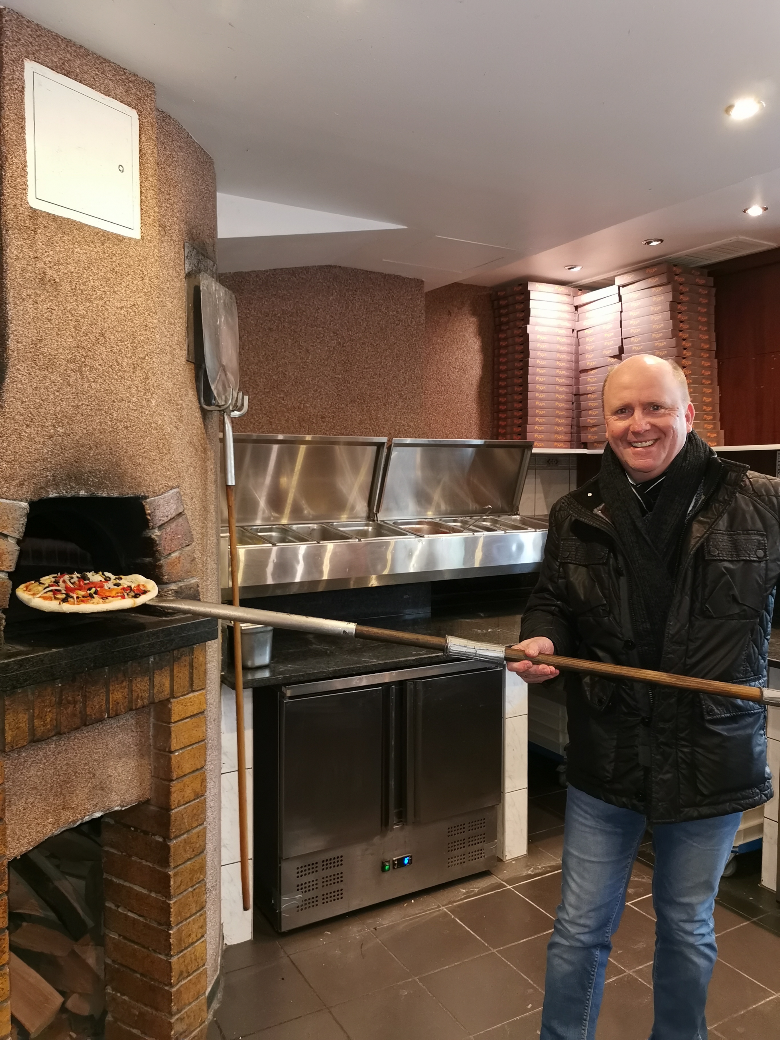 Unser OB-Kandidat Uwe Becker erwies sich als talentierter Pizza Bäcker im 'Il Quadrofoglio' in Praunheim.
